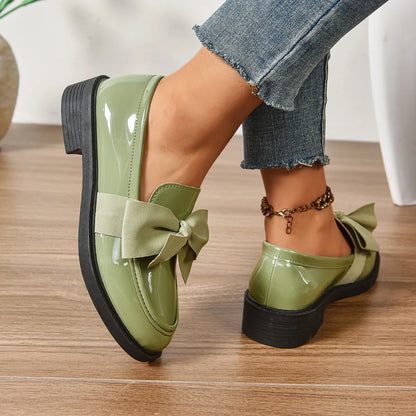 Glänzende Pumps mit Schleife