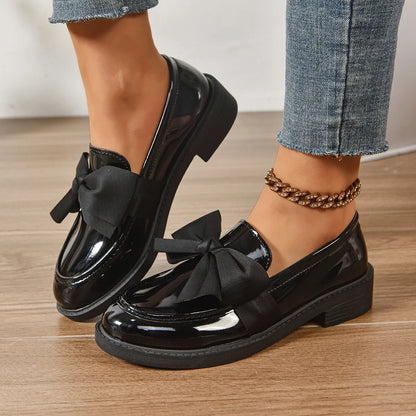 Glänzende Pumps mit Schleife