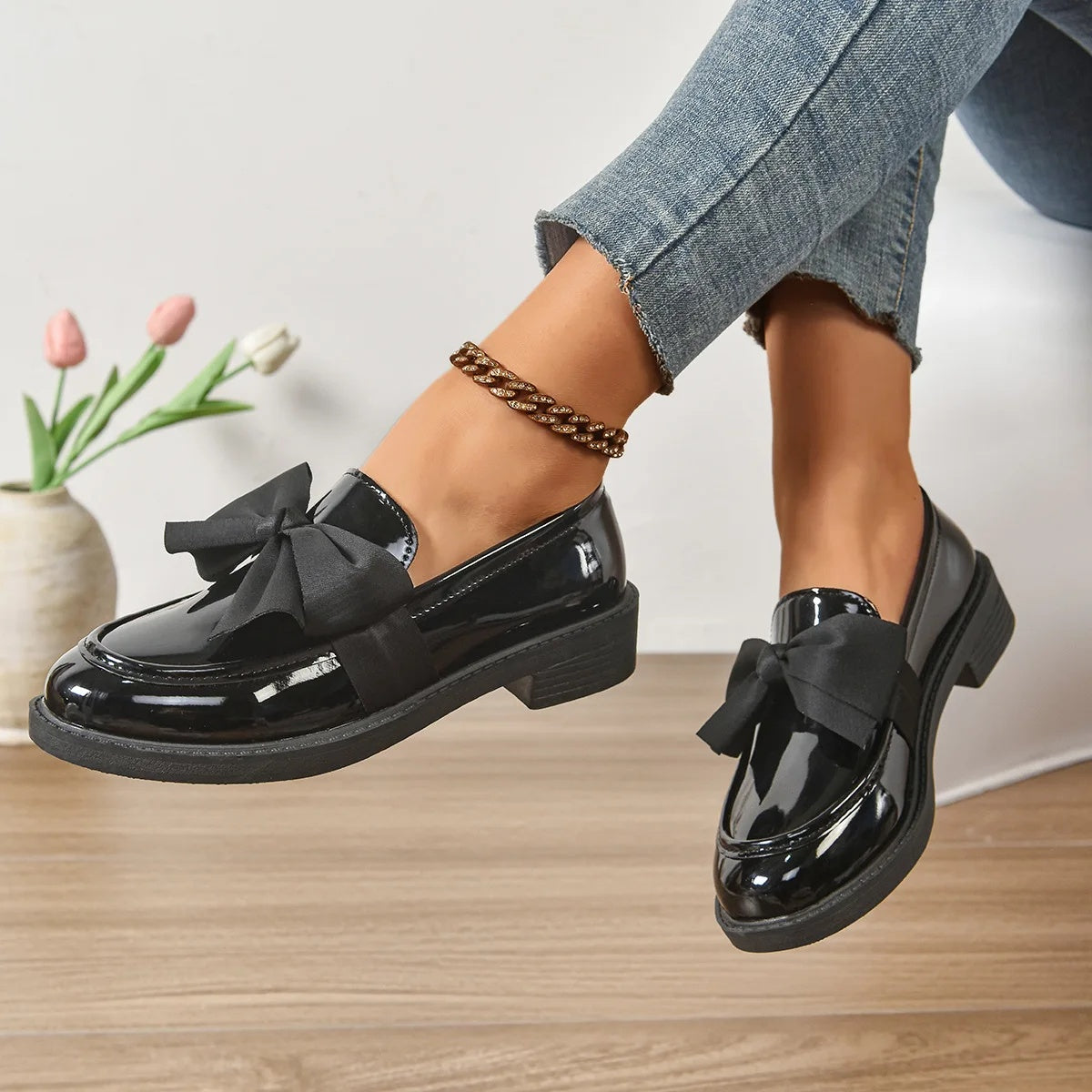 Glänzende Pumps mit Schleife